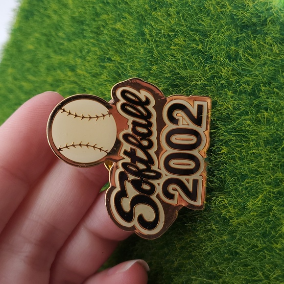 Softball 2002 Enamel Pin B451 Collectible Vintage - Picture 2 of 4